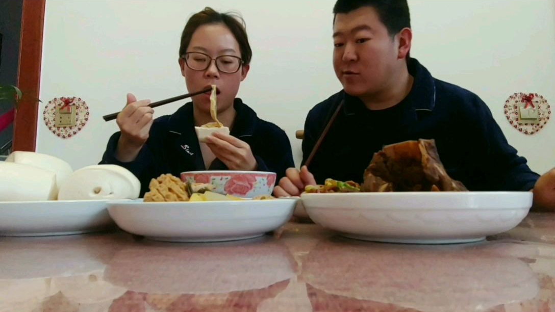 疫情期间。 小夫妻日常生活。